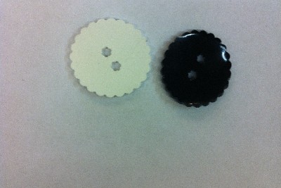 Bottone dentellato bianco e nero